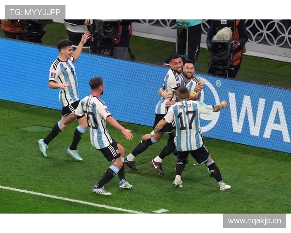 阿尔瓦雷斯与梅西国家队双前锋组合的兼容性及战术互补性分析