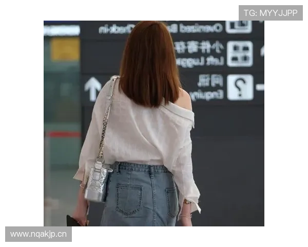 维纳斯球场外那一身名牌,感觉她随便逛街都能拍成街拍大片了吧?